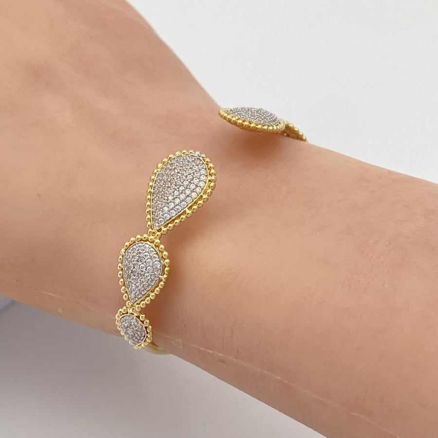 18 karat gold bracelet, weight 10.66 grams