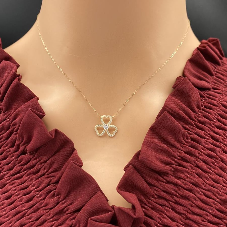 18k white gold necklace, diamond flower design, weight 0.75 grams