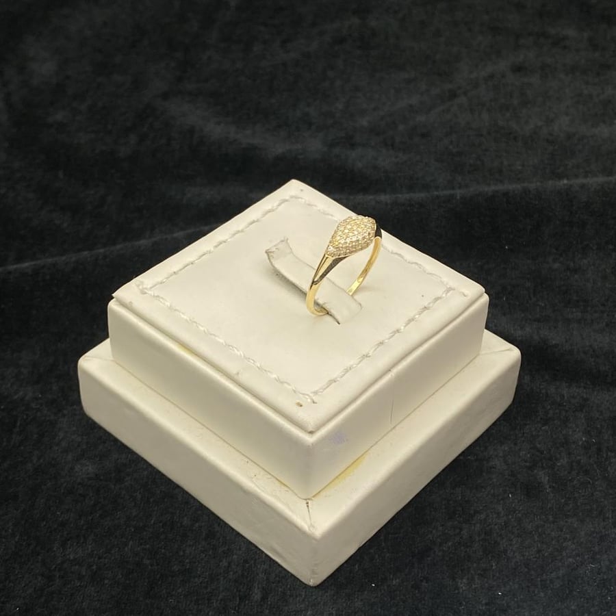 18k gold ring, weight 1.25 grams