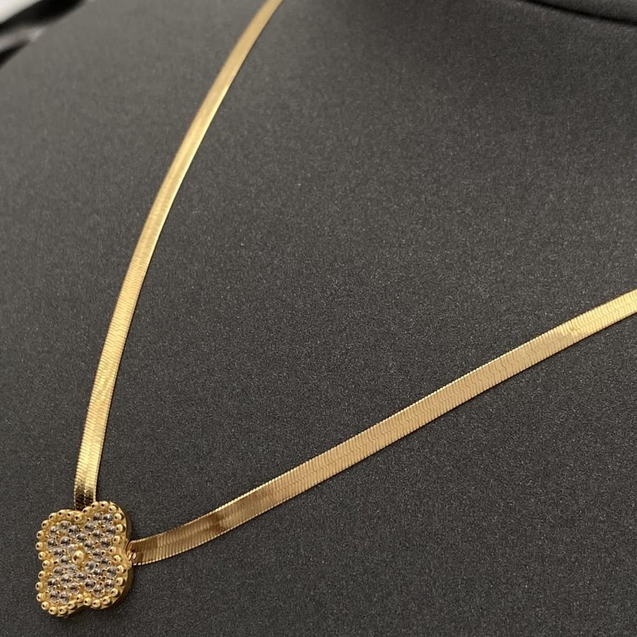 18-karat gold flat necklace, weighing 5.52 grams
