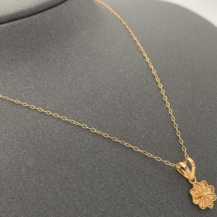 21-karat gold necklace, weighing 1.35 grams