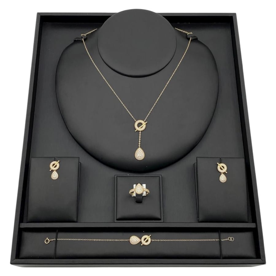 18 karat gold set, weight 10.31 grams