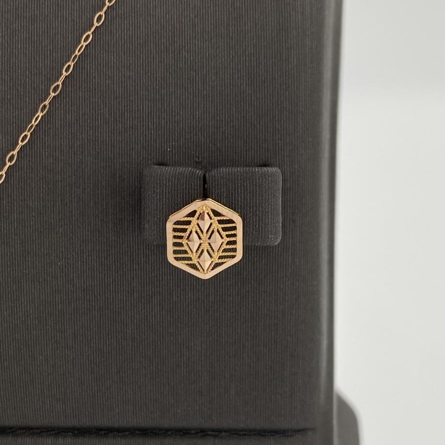 Half a set of 21-karat gold weighing 3.30 grams