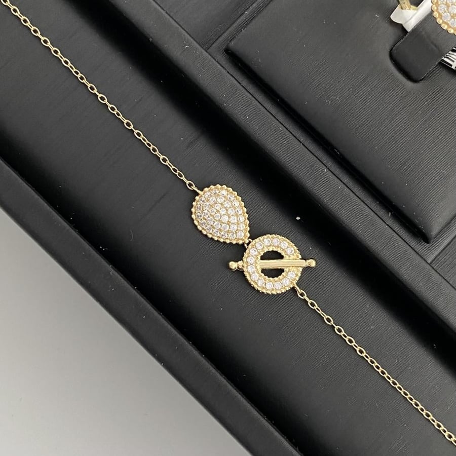 18 karat gold set, weight 10.31 grams