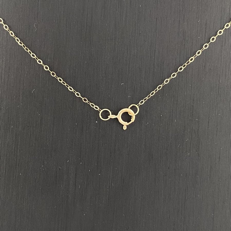 طقم شوكر ذهب عيار 18 وزن 3.13 جم تصميم عالمي بديع لإطلالة ملكية