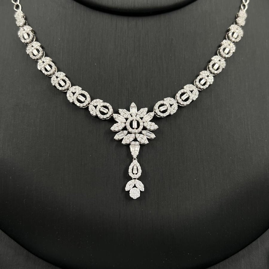 18-karat gold set, weighing 22.54 grams