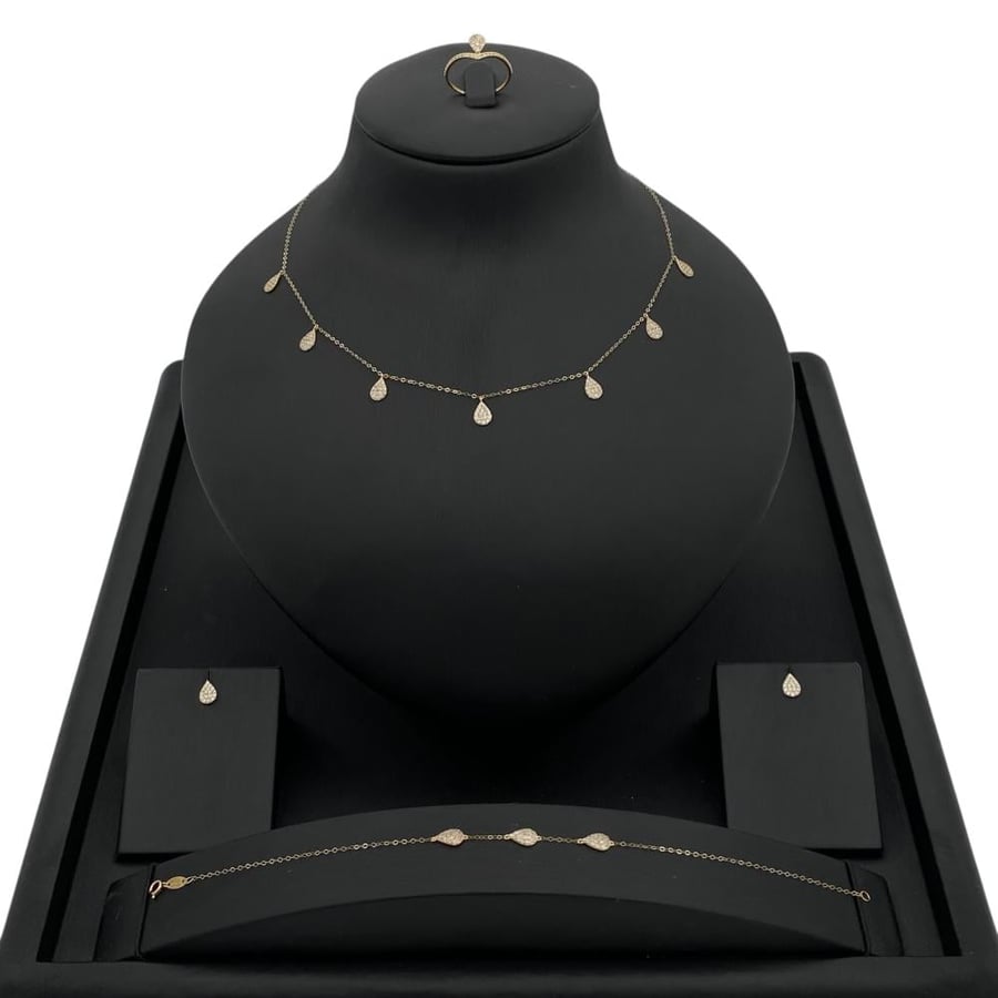 18 karat gold set, weight 3.01 grams