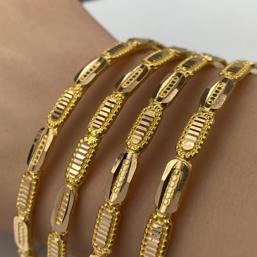 Luxurious 21 karat gold earrings with a unique and attractive design, weighing 8.57 grams