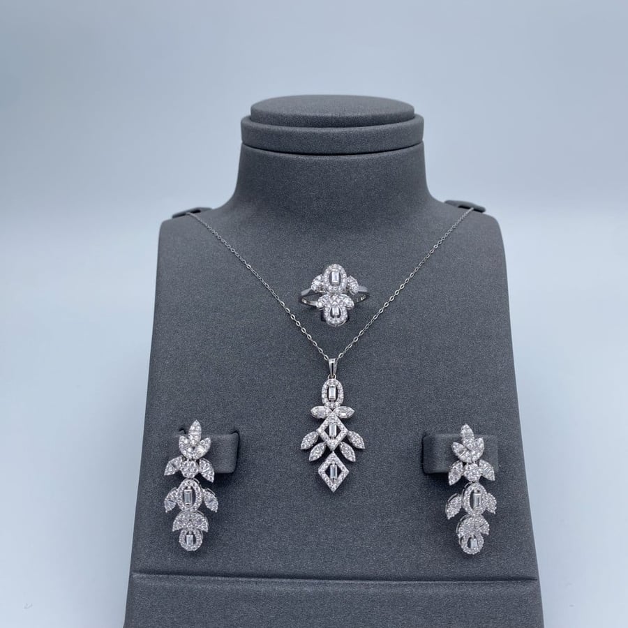 Half set of 18 karat gold, weight 8.3 grams