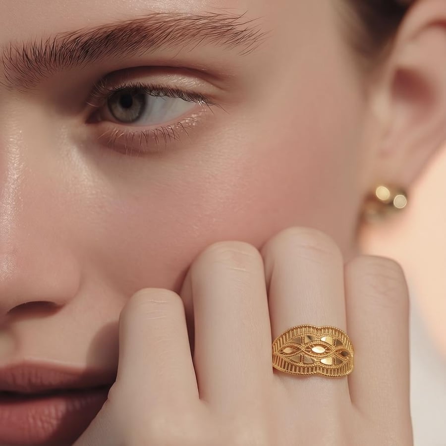 A 21-karat gold ring weighing 1.55 grams with a modern design that highlights your elegance.
