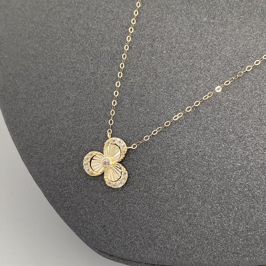 18-karat gold necklace, weighing 0.76 grams