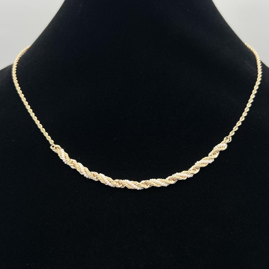 18 karat gold necklace, weight 2.50 grams