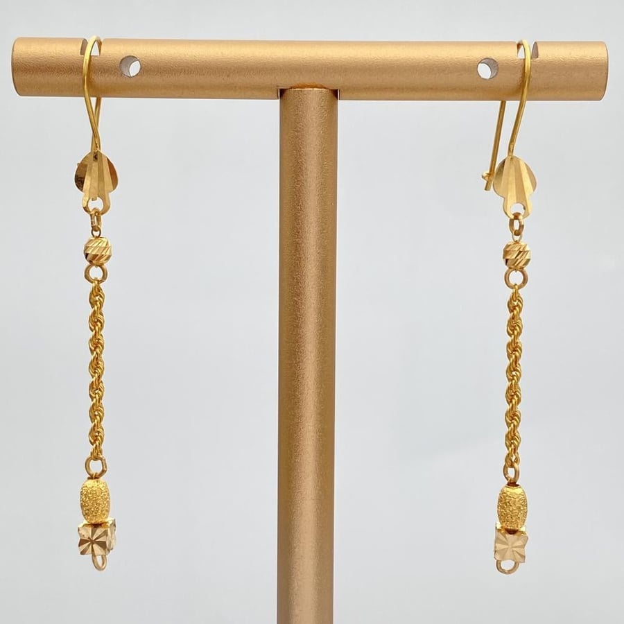 21-karat gold earrings, weighing 1.80 grams