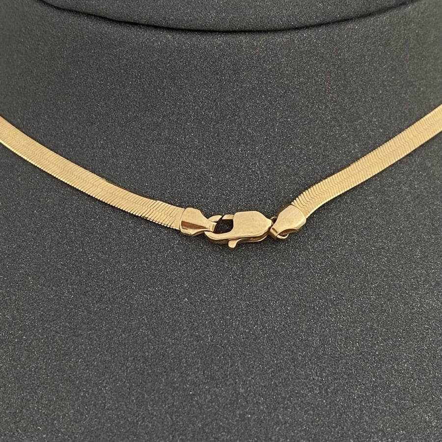 18-karat gold flat necklace, weighing 5.52 grams