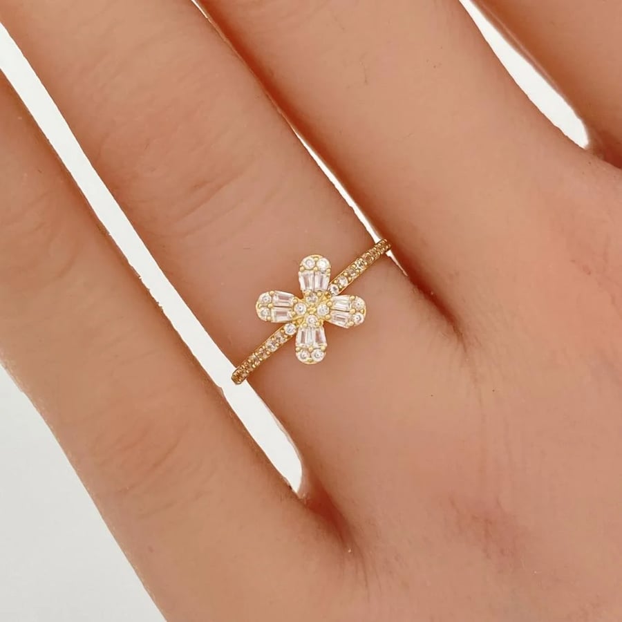 18 karat gold ring, weight 0.78 grams