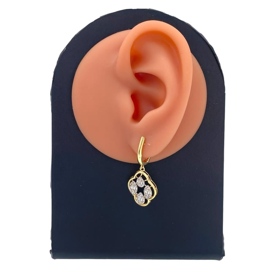 18-karat gold earrings, weighing 3.71 grams