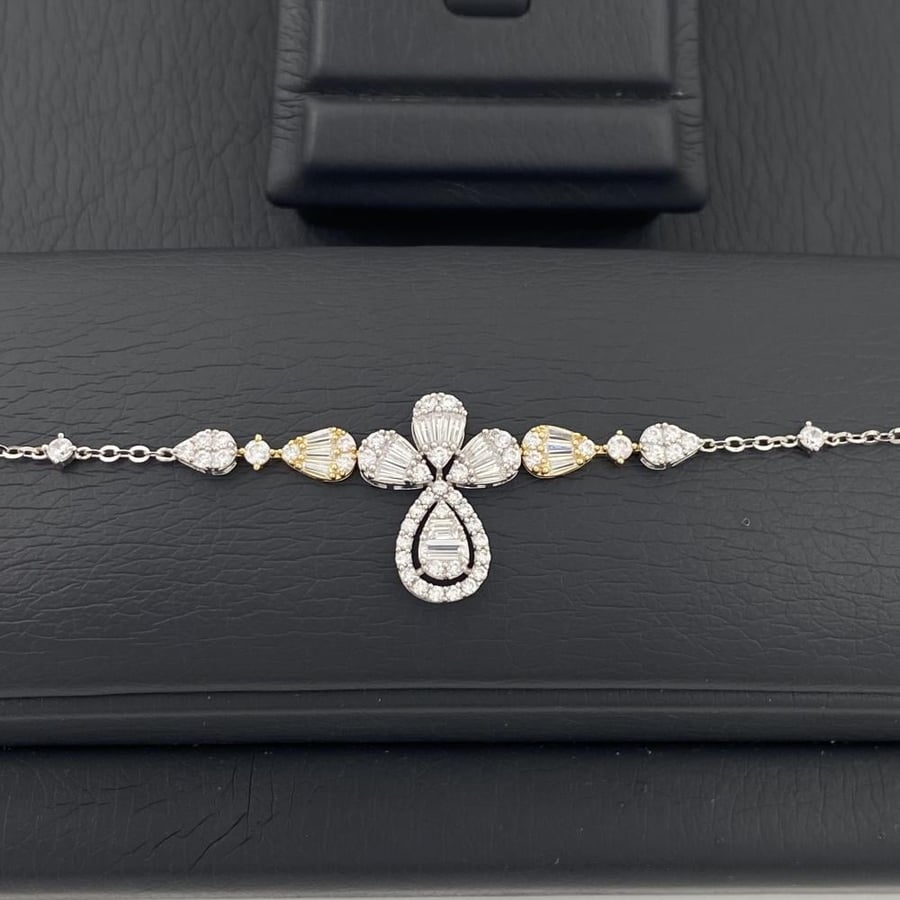 18k white gold teardrop design set weighing 10.85g for an eye-catching look