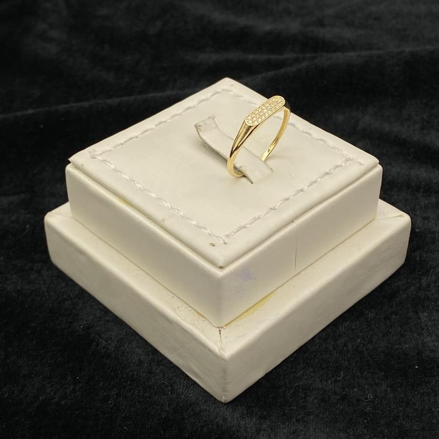 18k gold ring, weight 0.5 grams