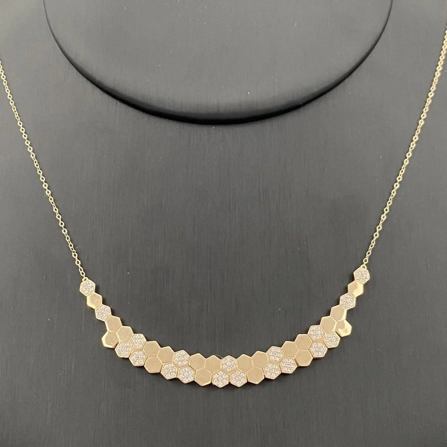 Sweet 18 karat gold set, weight 7.10 grams