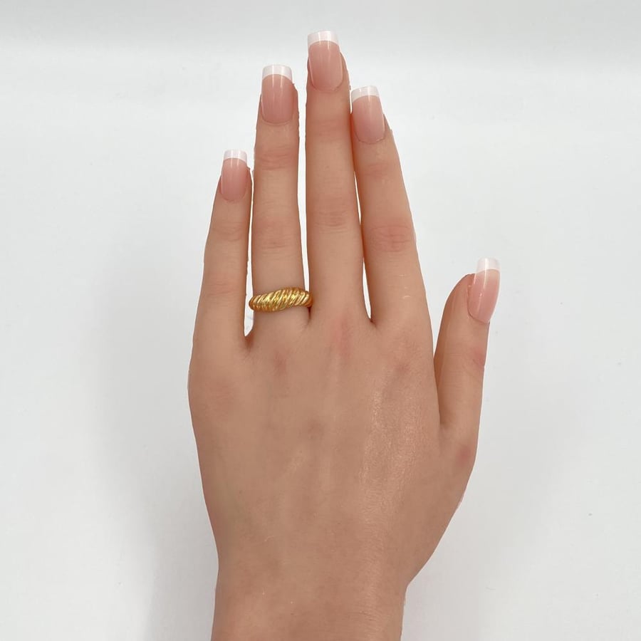 18 karat gold ring, weight 2.38 grams