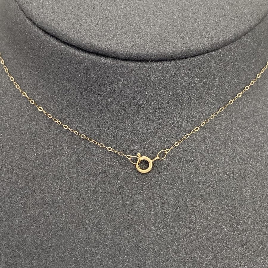 18-karat gold necklace, weighing 0.76 grams