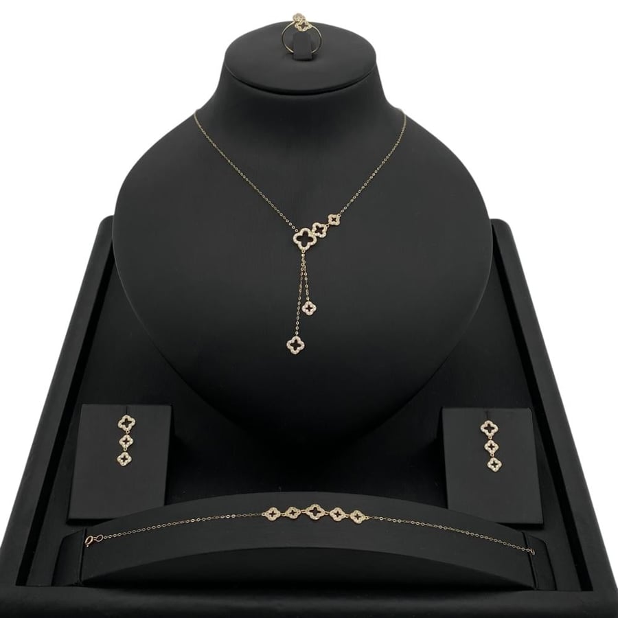 18-karat gold set, weighing 3.51 grams