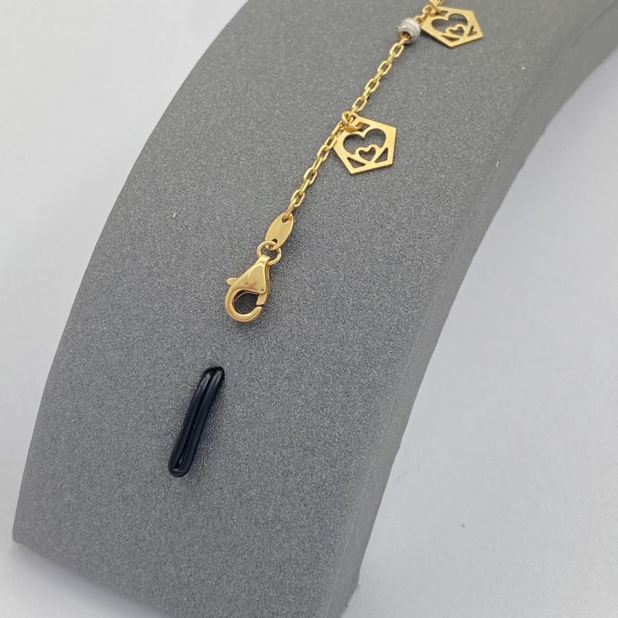 18-karat gold bracelet, weighing 2.25 grams
