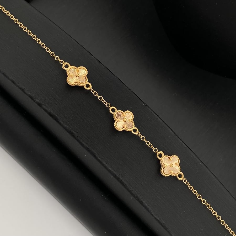 21 karat gold set, weight 8.18 grams
