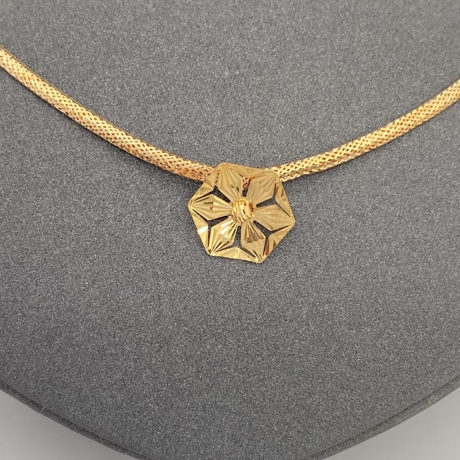 21-karat gold necklace, weighing 3.35 grams