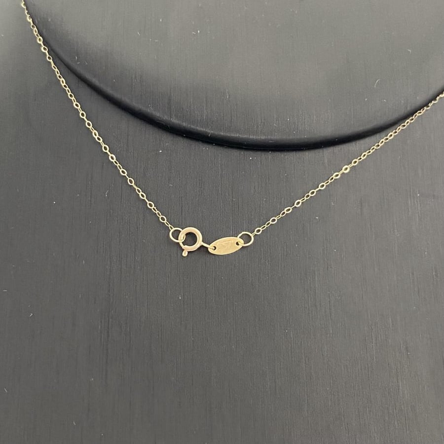 18 karat gold set, weight 2.79 grams