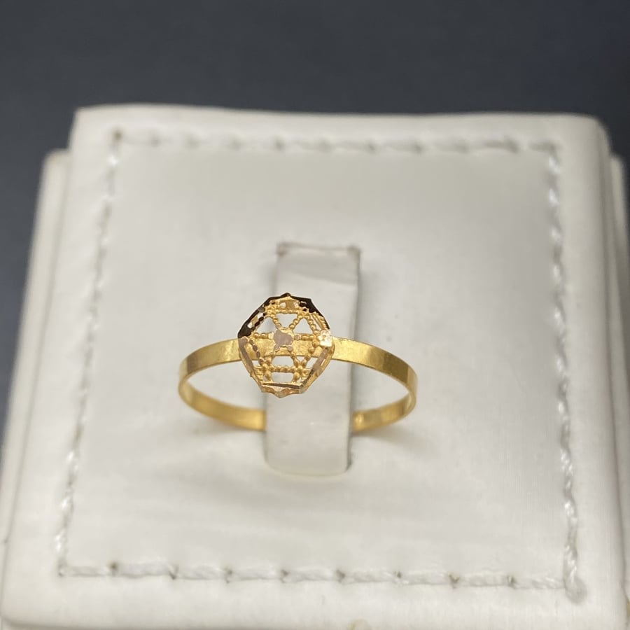 Half set of 21 karat gold, weight 4.68 grams