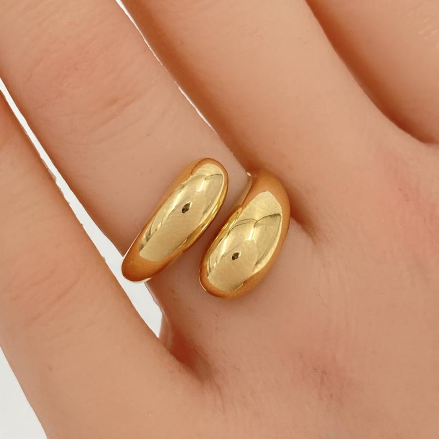 18 karat gold ring, weight 2.51 grams