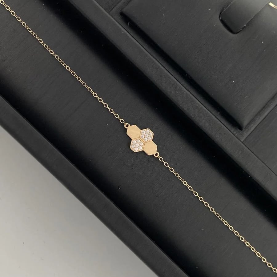 Sweet 18 karat gold set, weight 7.10 grams