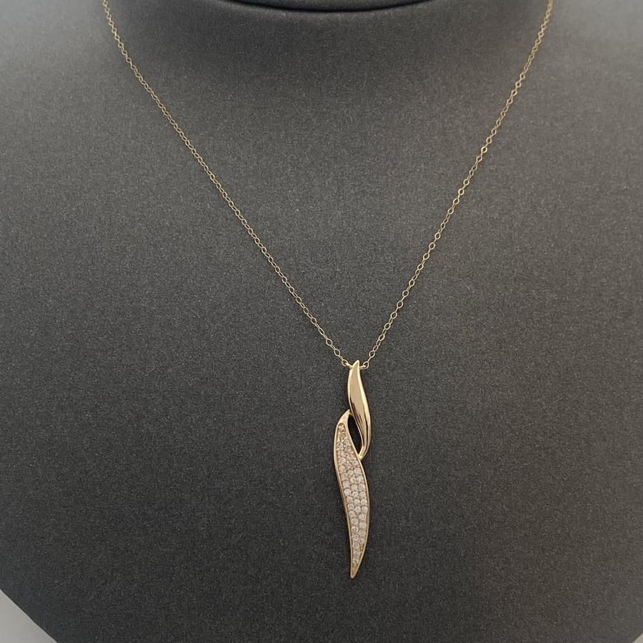 18-karat gold necklaces, weighing 3.54 grams
