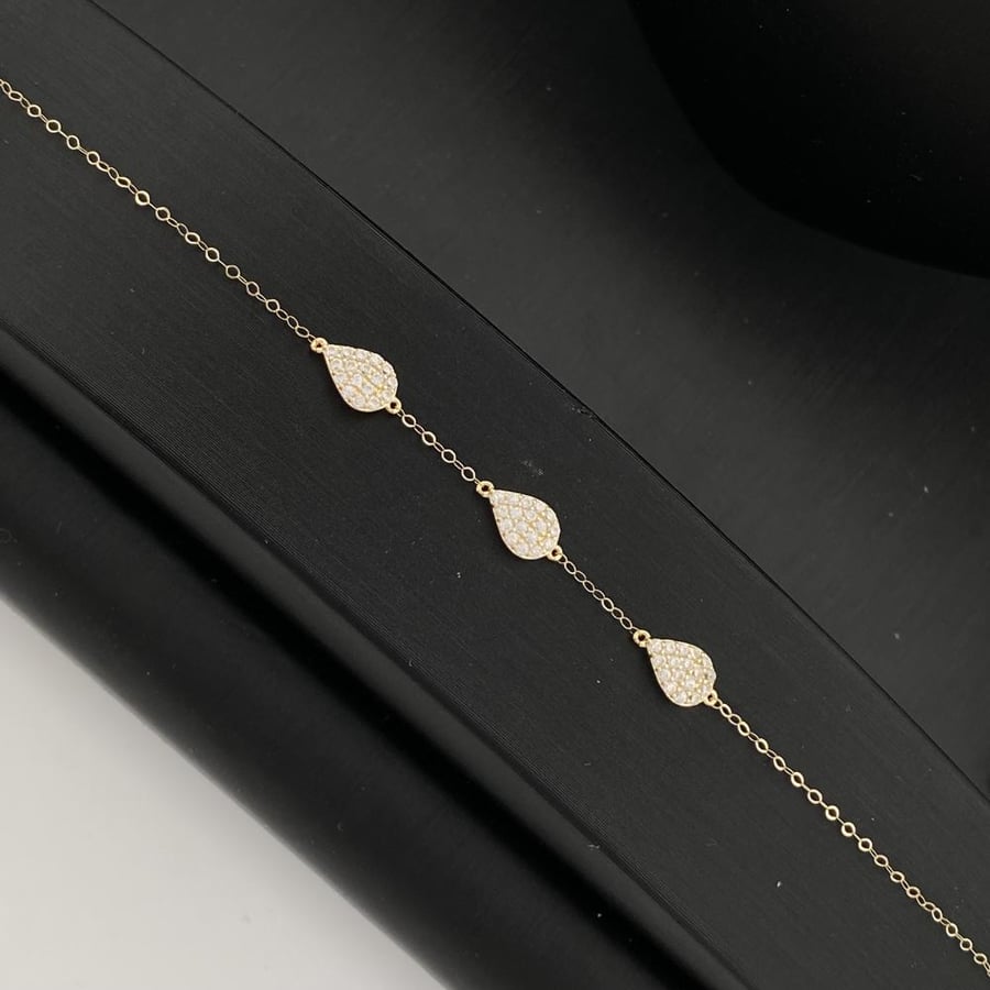 18 karat gold set, weight 3.01 grams