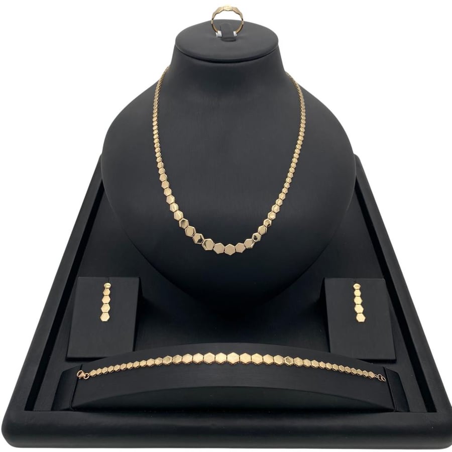 18-karat gold set, weighing 14.25 grams