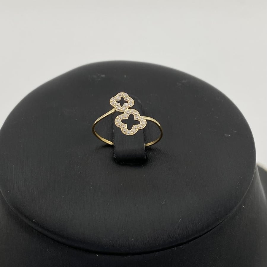 18-karat gold set, weighing 3.51 grams