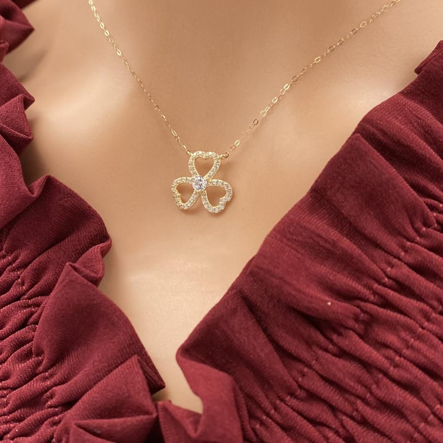 18k white gold necklace, diamond flower design, weight 0.75 grams