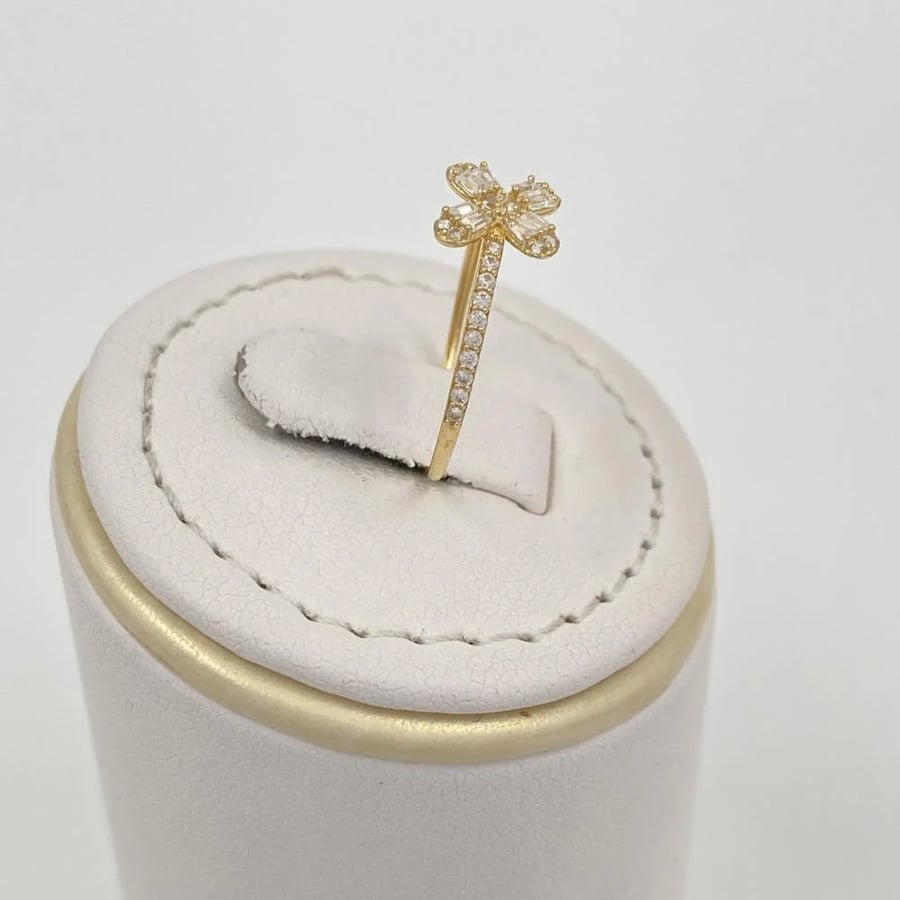 18 karat gold ring, weight 0.78 grams