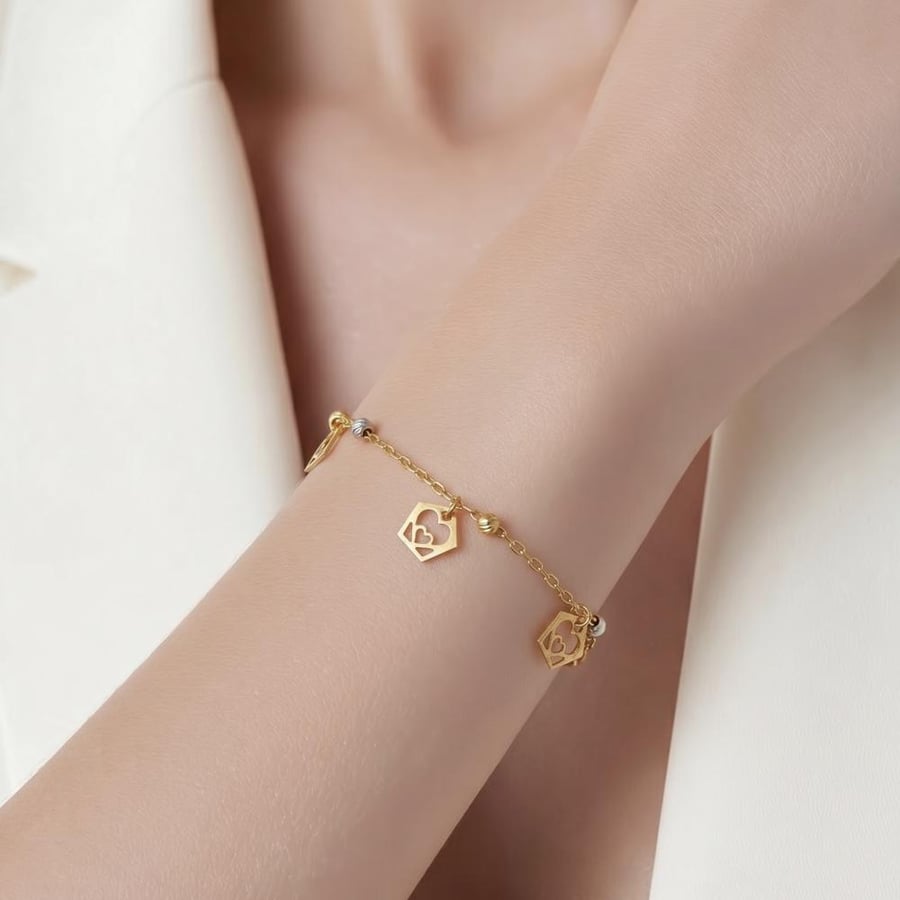 18-karat gold bracelet, weighing 2.25 grams