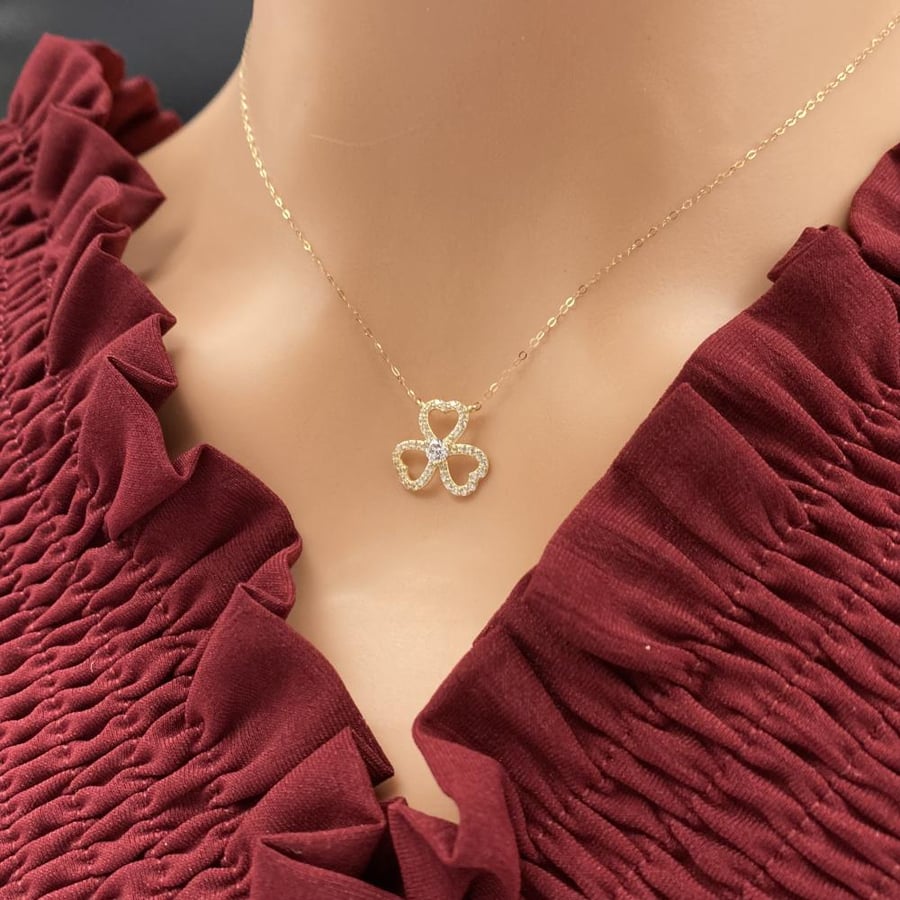 18k white gold necklace, diamond flower design, weight 0.75 grams