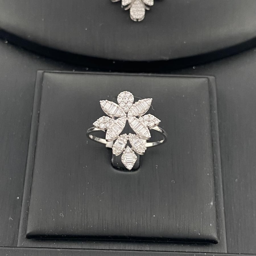 White gold set, 18 karat, weighing 27.44 grams