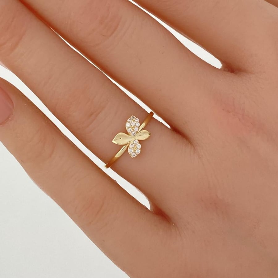 18 karat gold ring, weight 0.83 grams