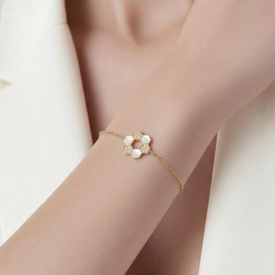 18-karat gold bracelet, weight 0.81 grams