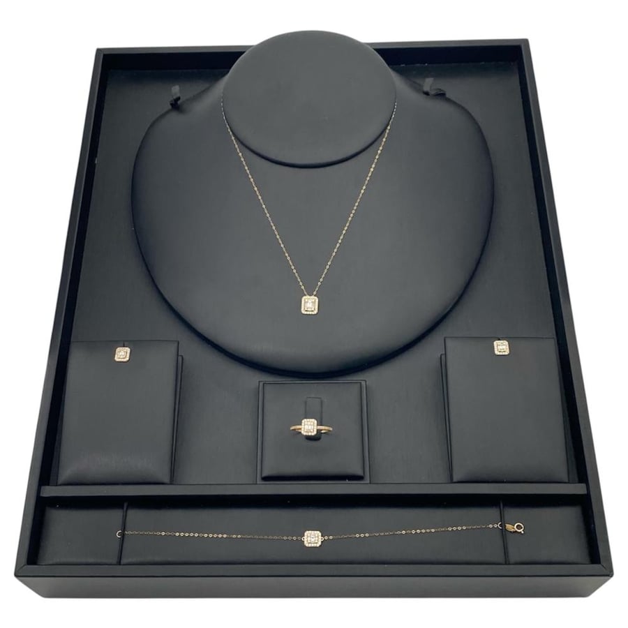 18 karat gold set, weight 2.79 grams