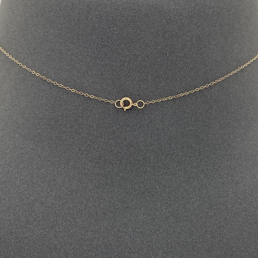 18-karat gold necklace, weighing 1.12 grams