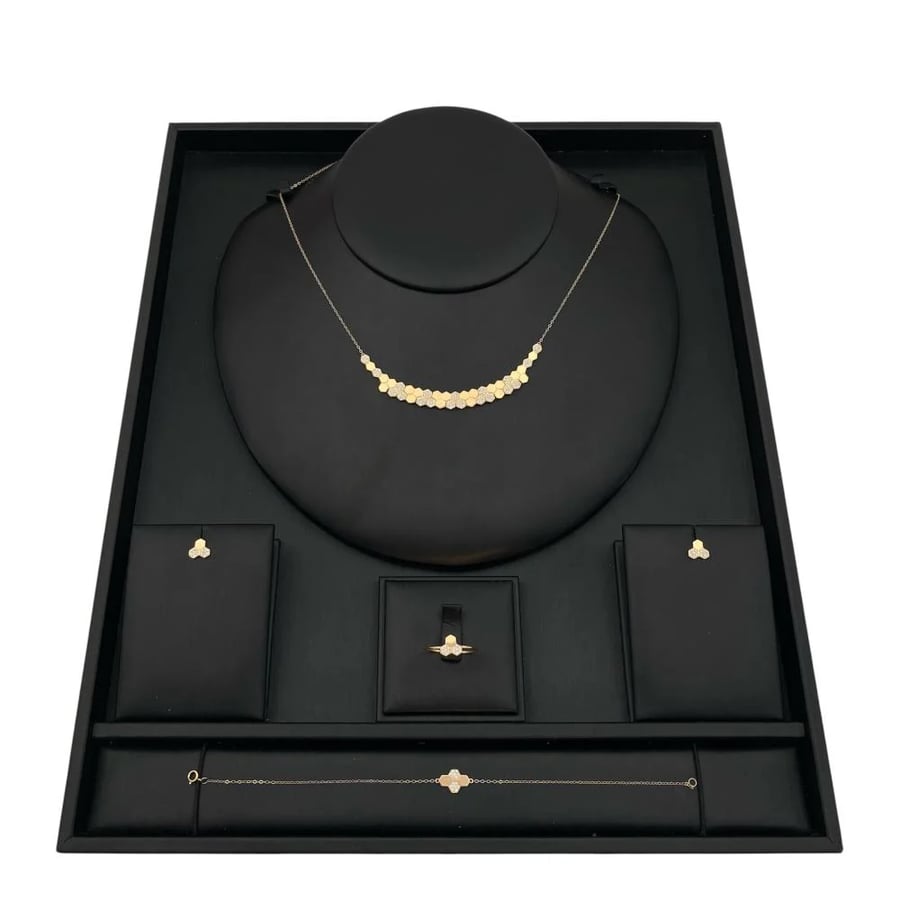 Sweet 18 karat gold set, weight 7.10 grams