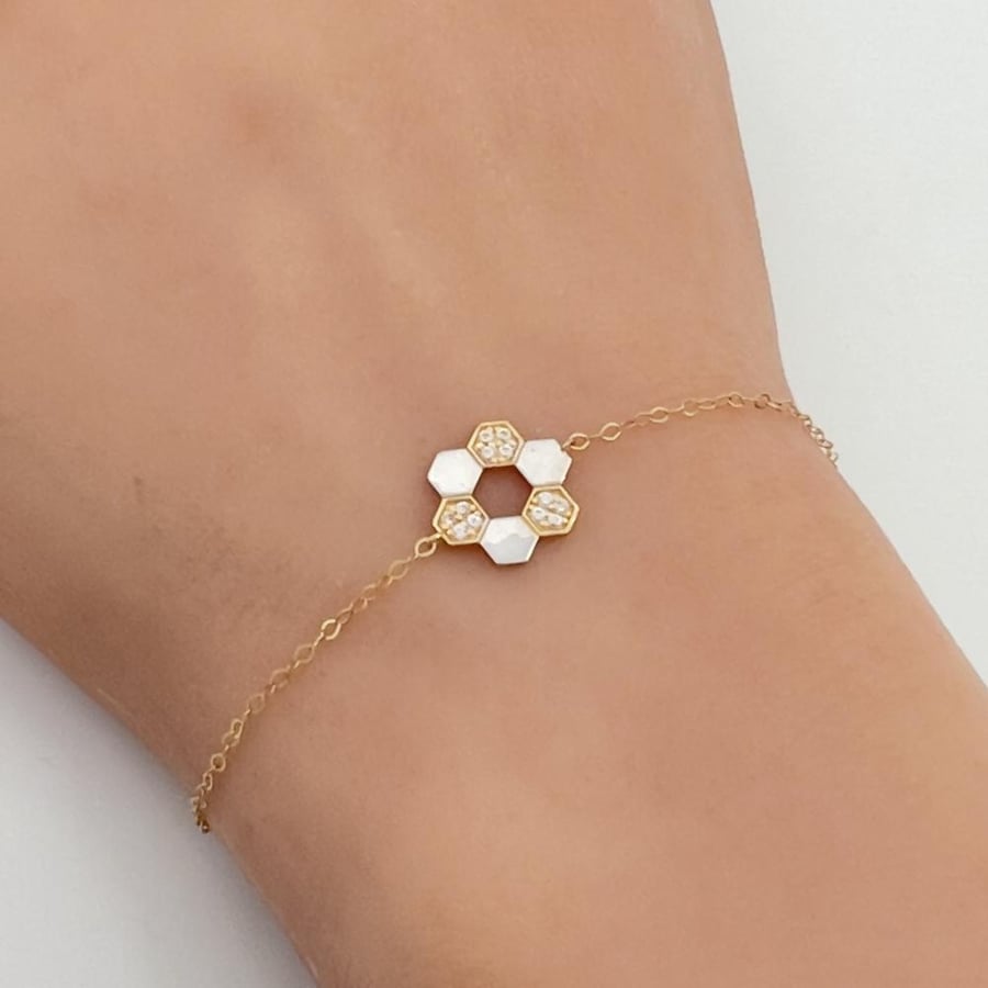 18-karat gold bracelet, weight 0.81 grams