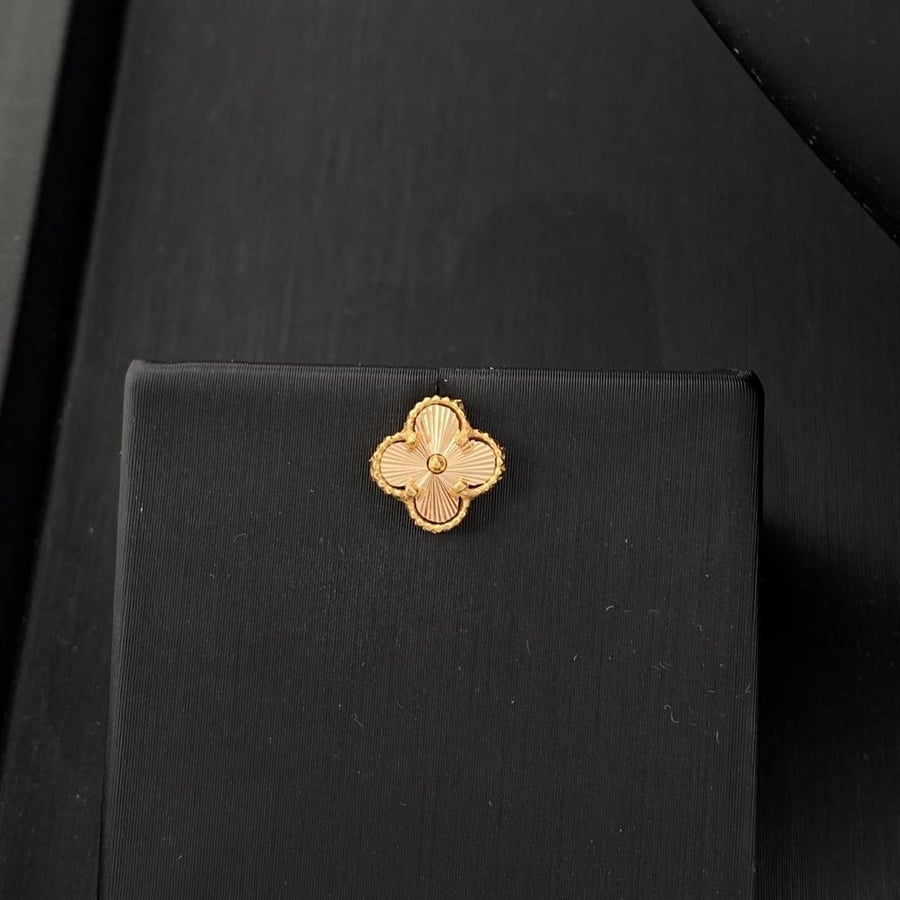 21 karat gold set, weight 8.18 grams