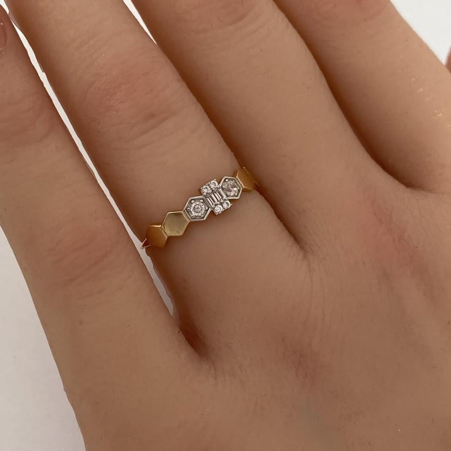18k gold ring, weight 0.96 grams